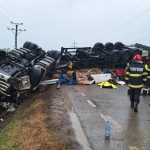 Circulaţia pe DN 66 blocată de un TIR răsturnat